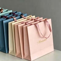 Sac cadeau en carton blanc imprimé avec logo personnalisé, conception robuste, aspect élégant pour l'emballage de parfums et la livraison de cadeaux
