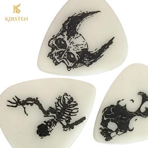 ขายส่งปิ๊กกีตาร์เรืองแสงในที่มืด ปริมาณสั่งซื้อขั้นต่ำน้อย รับทำโลโก้ตามสั่ง ดีไซน์หัวกะโหลกเรืองแสง ทำจากเซลลูลอยด์ สำหรับกีตาร์โปร่งและเบส ชุด 5 ชิ้น - Product Image 4