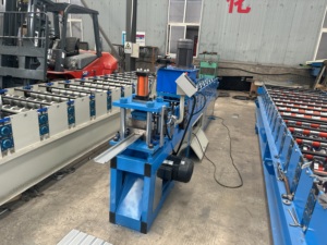 Machine entièrement automatique <span class=keywords><strong>de</strong></span> bande <span class=keywords><strong>de</strong></span> volets roulants <span class=keywords><strong>Guide</strong></span> <span class=keywords><strong>de</strong></span> porte <span class=keywords><strong>de</strong></span> volet roulant faisant la machine <span class=keywords><strong>de</strong></span> formage <span class=keywords><strong>de</strong></span> rouleaux - Product Image 2