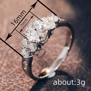 Anello di Diamanti T0330 per Donna, Classico Anello di Fidanzamento con Diamante Naturale Taglio Brillante Rotondo Colore D, Pietre Laterali, Fascia in Oro Bianco - Product Image 4