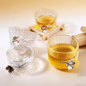 Tazza da Tè in Vetro Trasparente di Lusso con Fiori di Prugna 3D <span class=keywords><strong>e</strong></span> Bordo Dorato, Set Tazza <span class=keywords><strong>e</strong></span> Piattino Riutilizzabile <span class=keywords><strong>per</strong></span> Casa <span class=keywords><strong>e</strong></span> Caffetteria - Product Image 1
