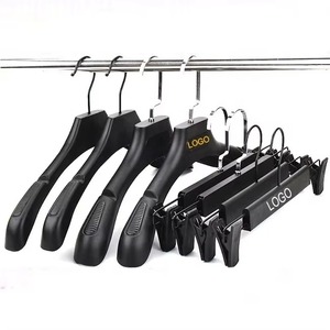<span class=keywords><strong>Cintres</strong></span> de luxe noirs en <span class=keywords><strong>plastique</strong></span> à épaules larges, personnalisables avec logo, robustes pour l'affichage de vestes et manteaux en boutique - Product Image 3