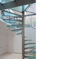 Escalier en colimaçon en verre de luxe avec rampes en acier inoxydable, design contemporain, durable, pour usage intérieur dans les résidences haut de gamme