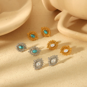 ต่างหูสไตล์ยุโรปอเมริกันย้อนยุคสีเทอร์ควอยซ์สำหรับผู้หญิง สแตนเลสสตีลชุบทอง 18k รูปทรงดอกไม้ ดีไซน์เรขาคณิต - Product Image 2