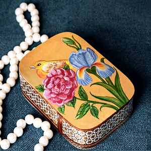 Petite boîte à bijoux rectangulaire dorée, décorée de motifs délicats peints à la main d'oiseaux, d'iris et de roses, à prix de gros. - Product Image 1