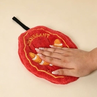 Niedliches Hängendes Handtuch für Desserts und Croissants Korallenfarbener Plüschstoff. Haushaltshandtuch und Taschentuch.
