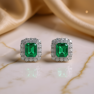 Orecchini a lobo in oro bianco con smeraldi e alone di diamanti, design geometrico classico per gioielli da sposa da donna - Product Image 2