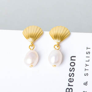 Clásico de moda parisino Chic 925 plata esterlina Vintage Shell perla de agua dulce Stud pendientes para fiesta al por mayor para mujeres - Product Image 1