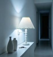 Lampe de bureau élégante et moderne avec abat-jour en tissu festonné, base blanche perlée, lumière de nuit décorative LED pour chambre à coucher