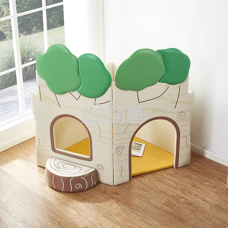 Esquina de lectura de la casa del árbol del tema del bosque