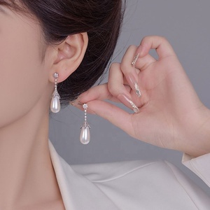 Boucles d'oreilles longues tendance pour femme en laiton plaqué or, motif géométrique, imitation perle, style français luxueux et élégant, en verre trempé - Product Image 2