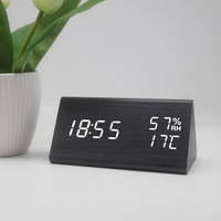 Jam Alarm Digital Kayu Minimalis LED Kontrol Suara Jam Meja Elegan Warna Beige Hangat Dekorasi Rumah Aksesori Meja Kantor