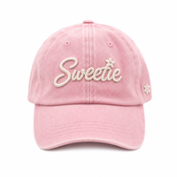Casquette de baseball non structurée avec broderie 3D en relief, lettrage cursive, emblème floral et patch latéral, style rétro délavé, type Dad Hat