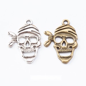 Pendentif Bandana Crâne de Pirate <span class=keywords><strong>en</strong></span> Alliage d'Argent Vieilli, Breloque Bucanier Souriant pour Décoration de Bouteille de <span class=keywords><strong>Rhum</strong></span> - Product Image 1