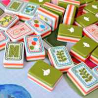Tuiles de Mahjong de style américain, thème Mahjong, ensemble de 160 tuiles en acrylique de luxe sur 4 niveaux - Portables et durables pour le divertissement