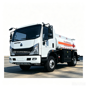 รถบรรทุกน้ำมันเชื้อเพลิง Sinotruk HOWO 4 ลูกบาศก์เมตร ถังคู่ สำหรับบรรทุกน้ำมันดีเซลและเบนซิน เพื่อการขนส่งและเติมน้ำมัน - Product Image 5