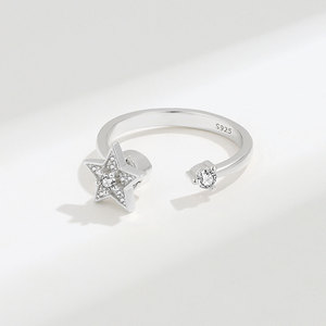Anillos giratorios ajustables con diseño de estrella pequeña, microincrustaciones de circonita, chapados en oro sobre cobre, joyería para aliviar el estrés para niñas. - Product Image 3