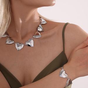 مجوهرات قلادة أنيقة على شكل قلب ناعم من BINSHUO طقم أساور وقلادة فاخرة من الفولاذ المقاوم للصدأ مطلية بالذهب للنساء - Product Image 5