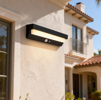Lampe murale extérieure solaire décorative en aluminium moulé sous pression avec détecteur de mouvement PIR et conception étanche