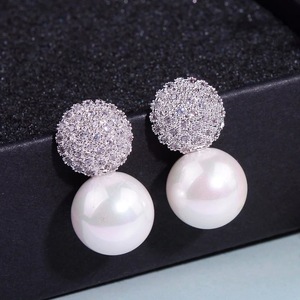 Boucles d'oreilles clous géométriques rondes pour femmes, design princesse perlé, accessoires d'oreille pour robe de soirée - Product Image 1