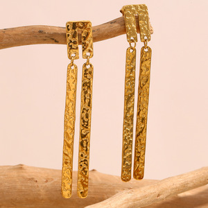 Boucles d'oreilles pendantes minimalistes en acier inoxydable martelé pour femme, motif rayé long, plaqué or 18 carats - Product Image 1