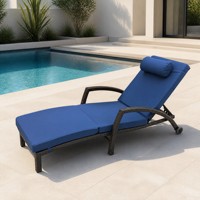 Chaise longue d'extérieur en rotin avec coussin en polyester hydrofuge, structure en fer, lit de soleil inclinable pour piscine, patio, plage, OEM ODM