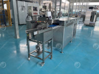 Ligne d'enrobage automatique de chocolat ORME, machine à enrober les gaufrettes, les fruits glacés et les bonbons au chocolat avec système de tunnel de refroidissement