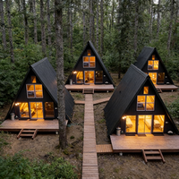 Cabane moderne en forme de A, préfabriquée, design loft à 2 étages, façade entièrement vitrée, cabane de vacances alpine, terrasse en bois, assemblage rapide