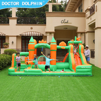 Vente en gros : Château gonflable aquatique Doctor Dolphin en tissu Oxford avec toboggan et zone de saut pour enfants, capacité 4 personnes, pour fabricants