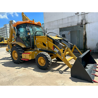 Chargeuse-pelleteuse CAT 420F 4x4, excavatrice hydraulique avec godet de chargement frontal et accessoire de terrassement arrière