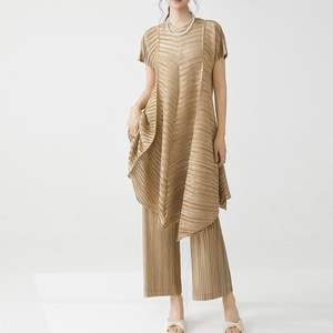 Ensemble d'été deux pièces pour femme : haut texturé plissé doré à col nœud et pantalon large décontracté - Product Image 3