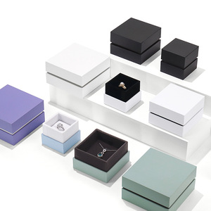 Caja de Regalo Rígida de Cartón con Tapa y Base Elegantes, Logotipo Personalizado, Tamaño Personalizado, para Joyería o Velas, con Grabado en Relieve - Product Image 1