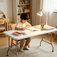Table pliante en plastique blanche pour usage multi-scénarios, idéale pour les fêtes, les pique-niques et les banquets.
