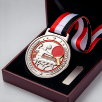 Médaille personnalisée de tennis de table en émail argenté et rouge avec pagaie dorée en relief 3D et couronne de lauriers pour le championnat
