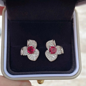 Orecchini a perno con petali floreali da donna, eleganti e scintillanti, gioielli alla moda per tutti i giorni e feste - Product Image 1