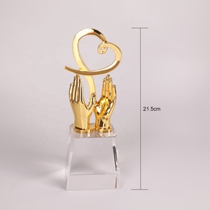 Signe de <span class=keywords><strong>la</strong></span> mains <span class=keywords><strong>dor</strong></span>ées et du cœur, récompense personnalisé, en pierre de cristal K9, vente en gros - Product Image 2