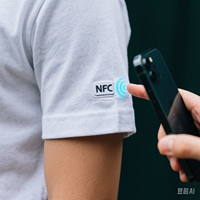Révolutionnez votre garde-robe ! Tissu NFC intégré dans les manches des t-shirts : débloquez l'avenir de la mode avec un simple toucher