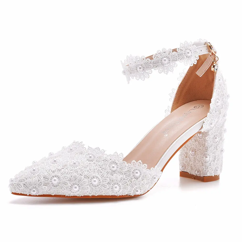 見事な10.5cm 7.5cmハイヒールの白いブライダルシューズ女性のレースの結婚披露宴の靴