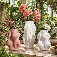 Vase en céramique avec un design sculptural organique pour fleurs et décoration intérieure