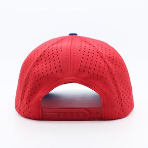 Gorra Deportiva Personalizada al por Mayor de 5 Paneles, 100% Poliéster Transpirable e Impermeable, Diseño Espigado con Orificios Cortados a Láser, Logotipo de PVC y Goma - Product Image 5