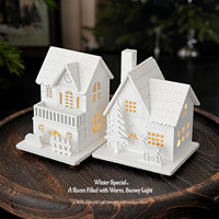 Élégante maison de Noël en bois pour l'hiver, maisons de village de Noël blanches, maisons de Noël en bois éclairées avec neige pour la décoration de table