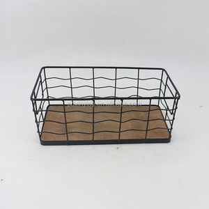 Uso <span class=keywords><strong>en</strong></span> <span class=keywords><strong>el</strong></span> hogar se rectángulo de metal de <span class=keywords><strong>hierro</strong></span> de malla de alambre de la cesta de fruta con madera <span class=keywords><strong>en</strong></span> la parte inferior - Product Image 1