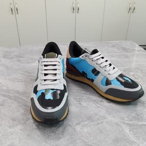 Zapatos Deportivos de Marca de Lujo para Parejas de Diseñadores Nuevos con Diseño de Cinta y Patrones de Grafiti - Zapatos de Patinaje Modernos y Versátiles - Product Image 2
