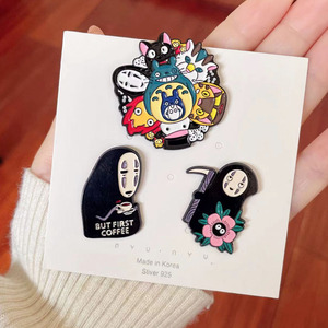 Broche <span class=keywords><strong>de</strong></span> animación <span class=keywords><strong>de</strong></span> Spirited Away, insignia <span class=keywords><strong>de</strong></span> metal divertida del Hombre Sin Rostro, pin esmaltado <span class=keywords><strong>de</strong></span> personaje periférico <span class=keywords><strong>de</strong></span> anime japonés - Product Image 2
