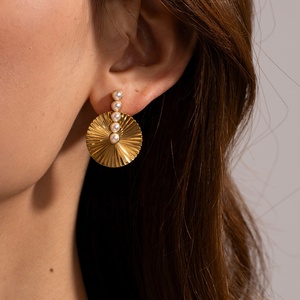 18K Pvd chapado en oro de acero inoxidable forma de <span class=keywords><strong>abanico</strong></span> redondo Stub Pendiente Cubic Zirconia Pendientes de perlas para las mujeres - Product Image 2