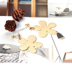Boucles d'oreilles pendantes florales irrégulières en forme de pétale, plaquées or 18 carats, étanches, en acier inoxydable, pour femmes - Product Image 3