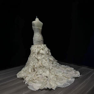 Robe de mariée sirène moderne NT20 à col bateau long, avec volants, dentelle fine et appliques de fleurs en cristal, idéale pour les fêtes - Product Image 3