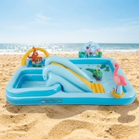 Intex 244 cm L x 239 cm B x 71 cm H Aufblasbares Dschungel-Abenteuer-Spielcenter mit Sprühfunktion, Kinderpool für den Garten, Wasserrutsche für draußen, 130 Gallonen
