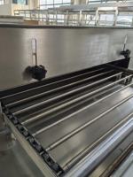 Tunnel de refroidissement automatique pour chocolat de 900 mm avec garantie d'un an, refroidisseur de chocolat pour moules à chocolat