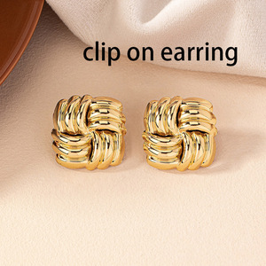 <span class=keywords><strong>Song</strong></span> <span class=keywords><strong>Yi</strong></span> OEM Explosive carré torsion croix wrap percé oreille clip femmes vintage géométrique tissage texture boucles d'oreilles - Product Image 3